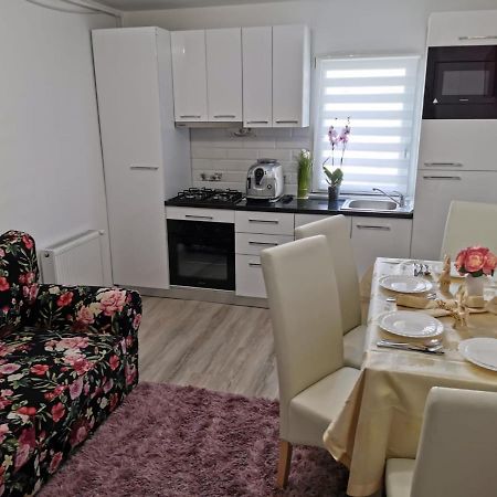 Apartament Gold Luxury Appartamento Tîrgu Ocna Esterno foto